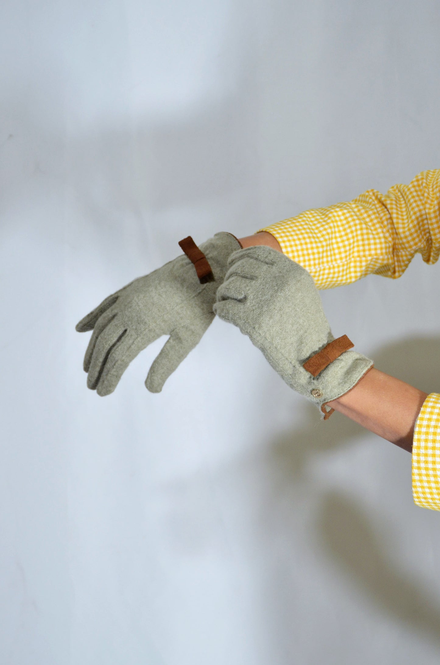 Green & Brown Wool Gloves with a little Bow