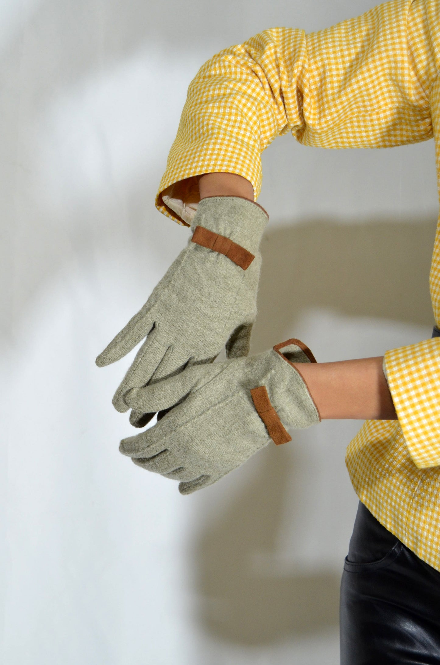 Green & Brown Wool Gloves with a little Bow