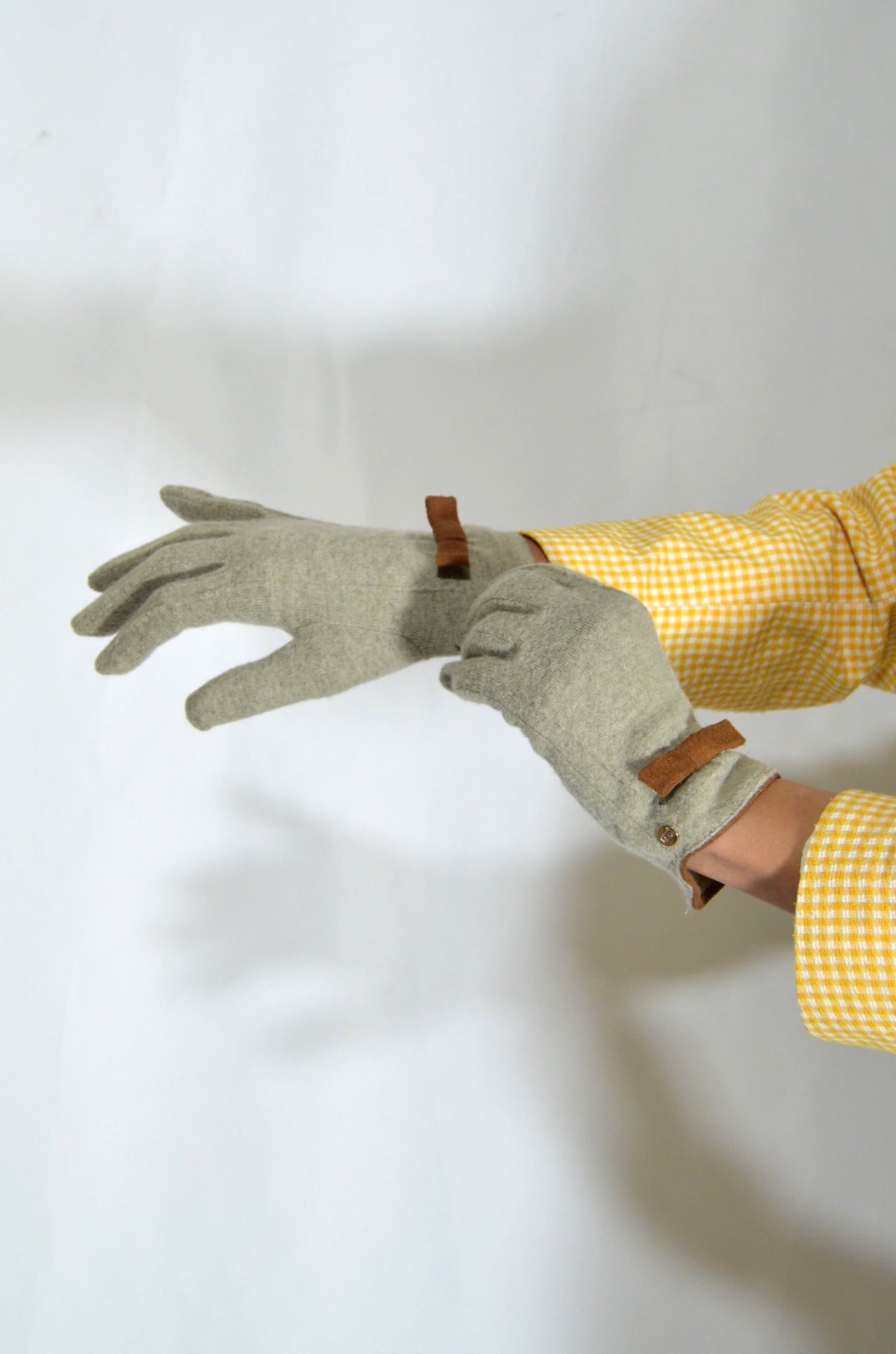 Green & Brown Wool Gloves with a little Bow