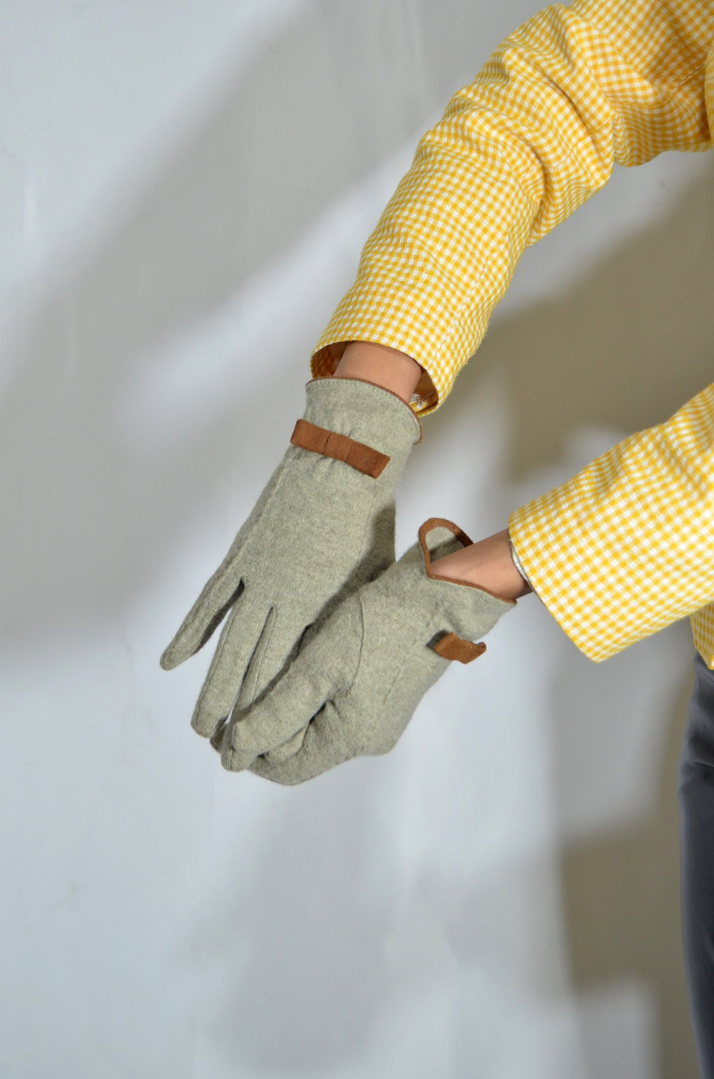 Green & Brown Wool Gloves with a little Bow