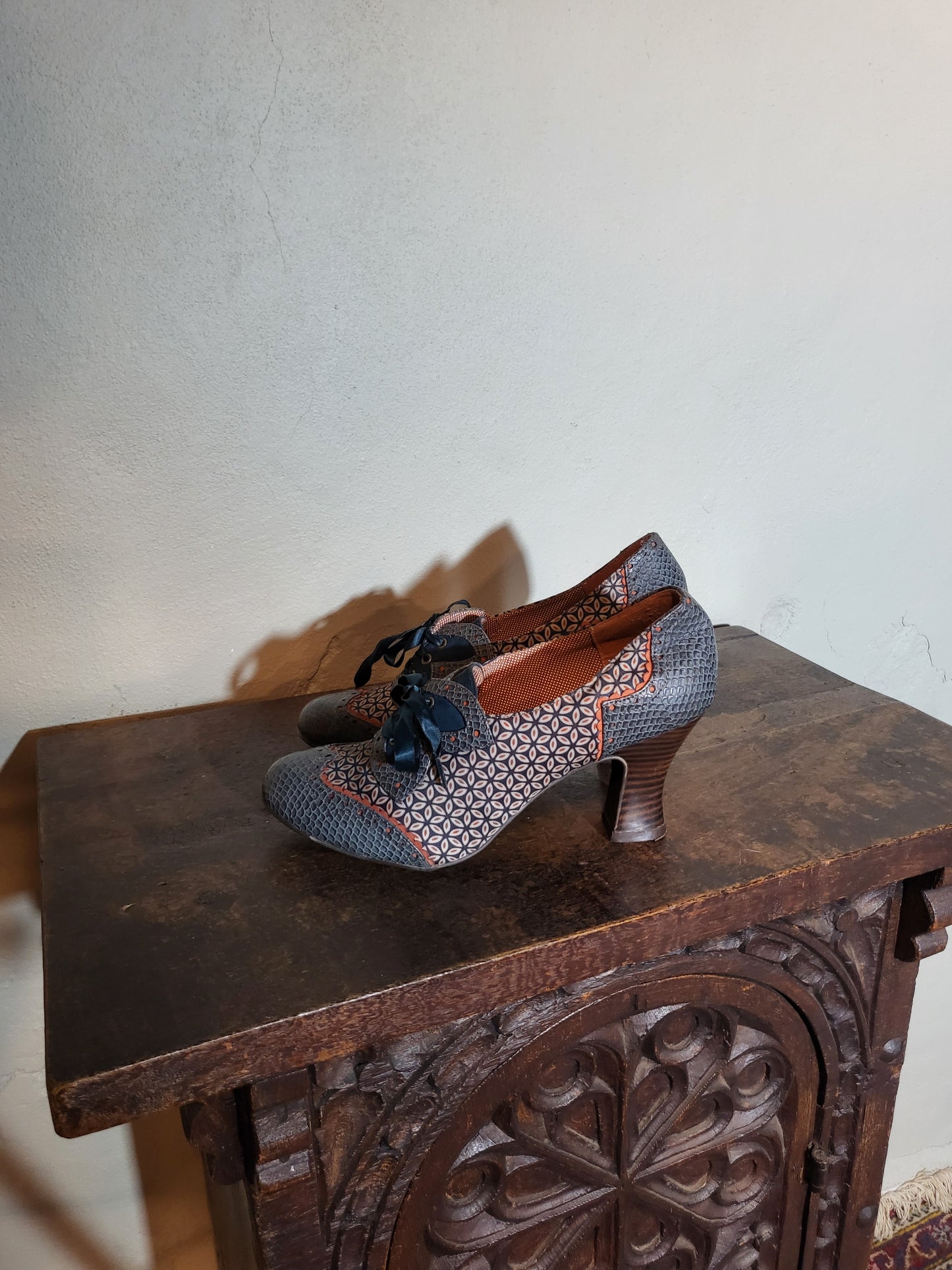 Vintage Patterned Lace-Up Heeled Oxfords