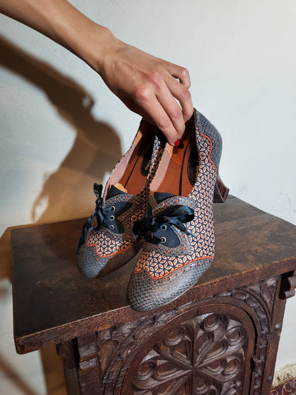 Vintage Patterned Lace-Up Heeled Oxfords
