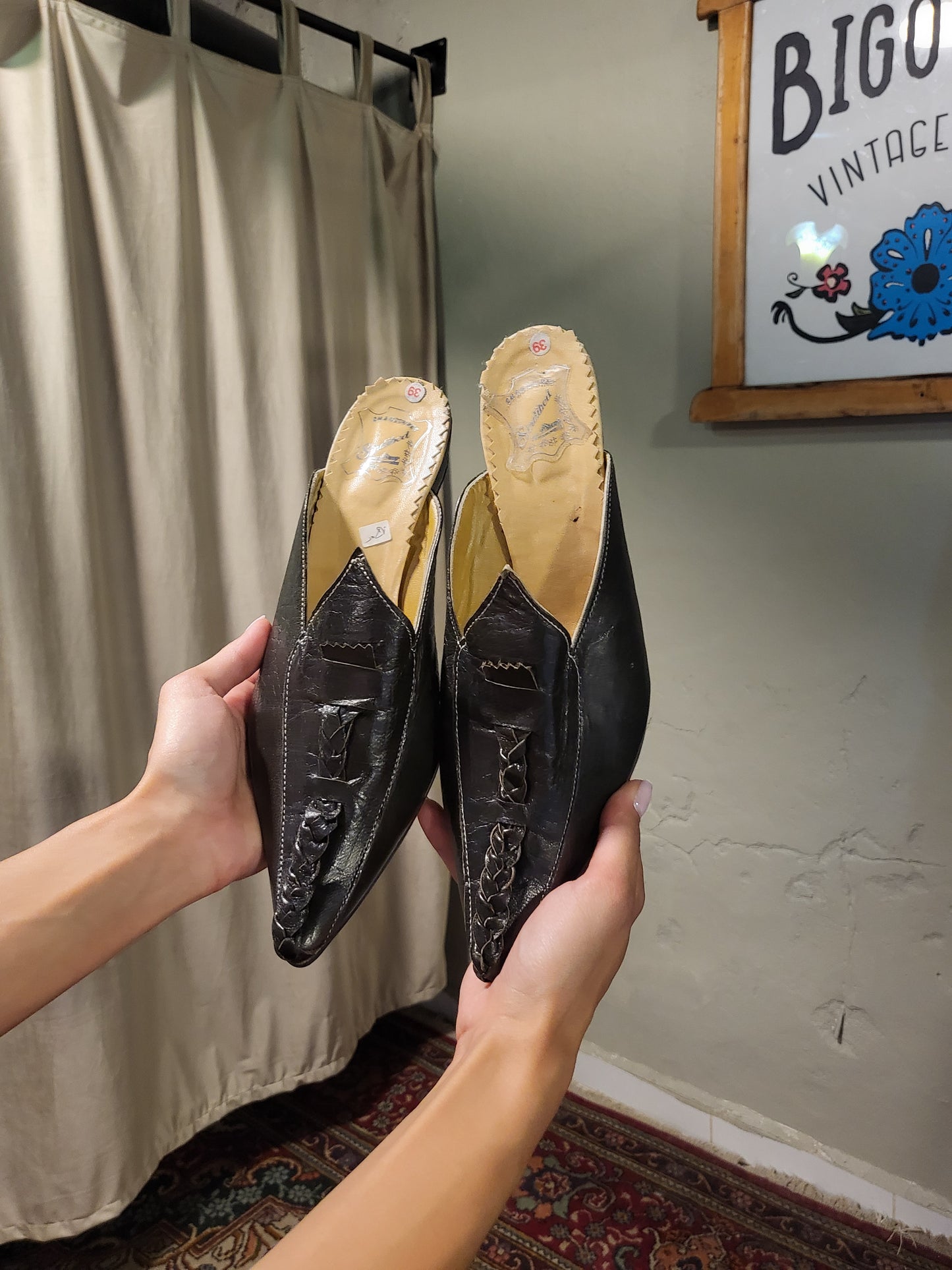 Sindibed Black Leather Pointed Mules