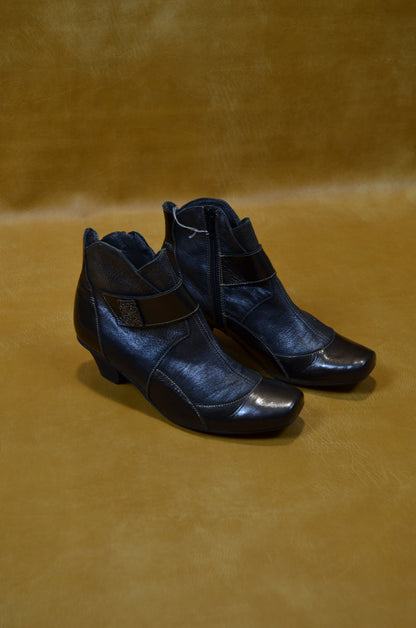 Un Tour en Ville Black Leather Ankle Boots