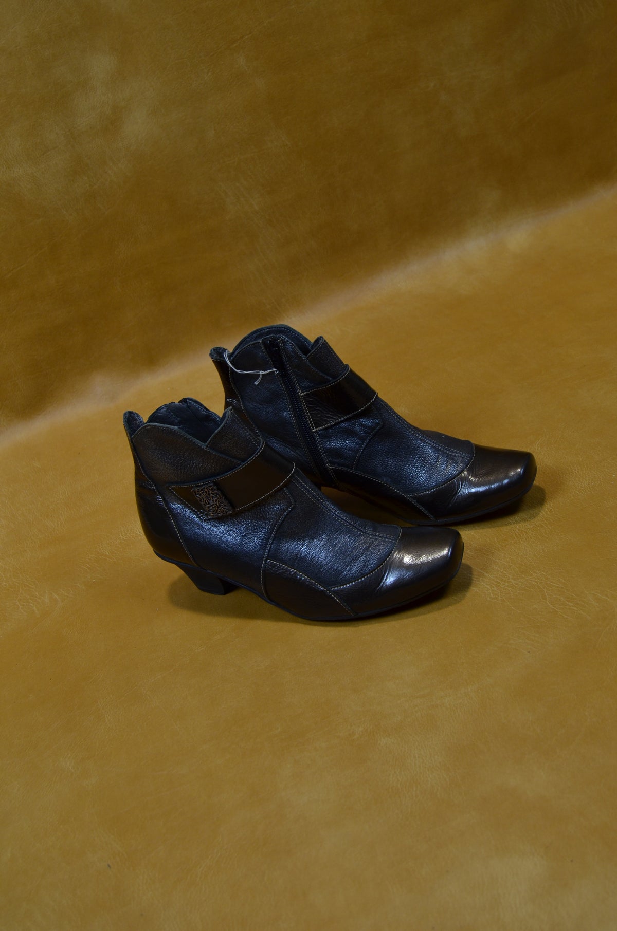 Un Tour en Ville Black Leather Ankle Boots