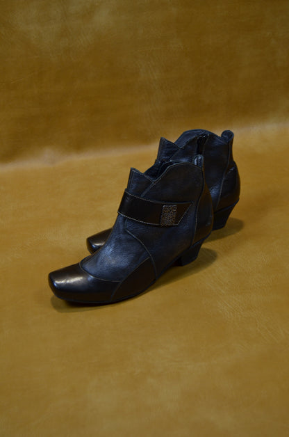 Un Tour en Ville Black Leather Ankle Boots