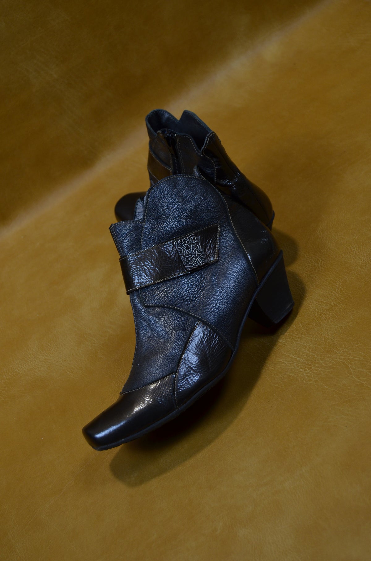 Un Tour en Ville Black Leather Ankle Boots