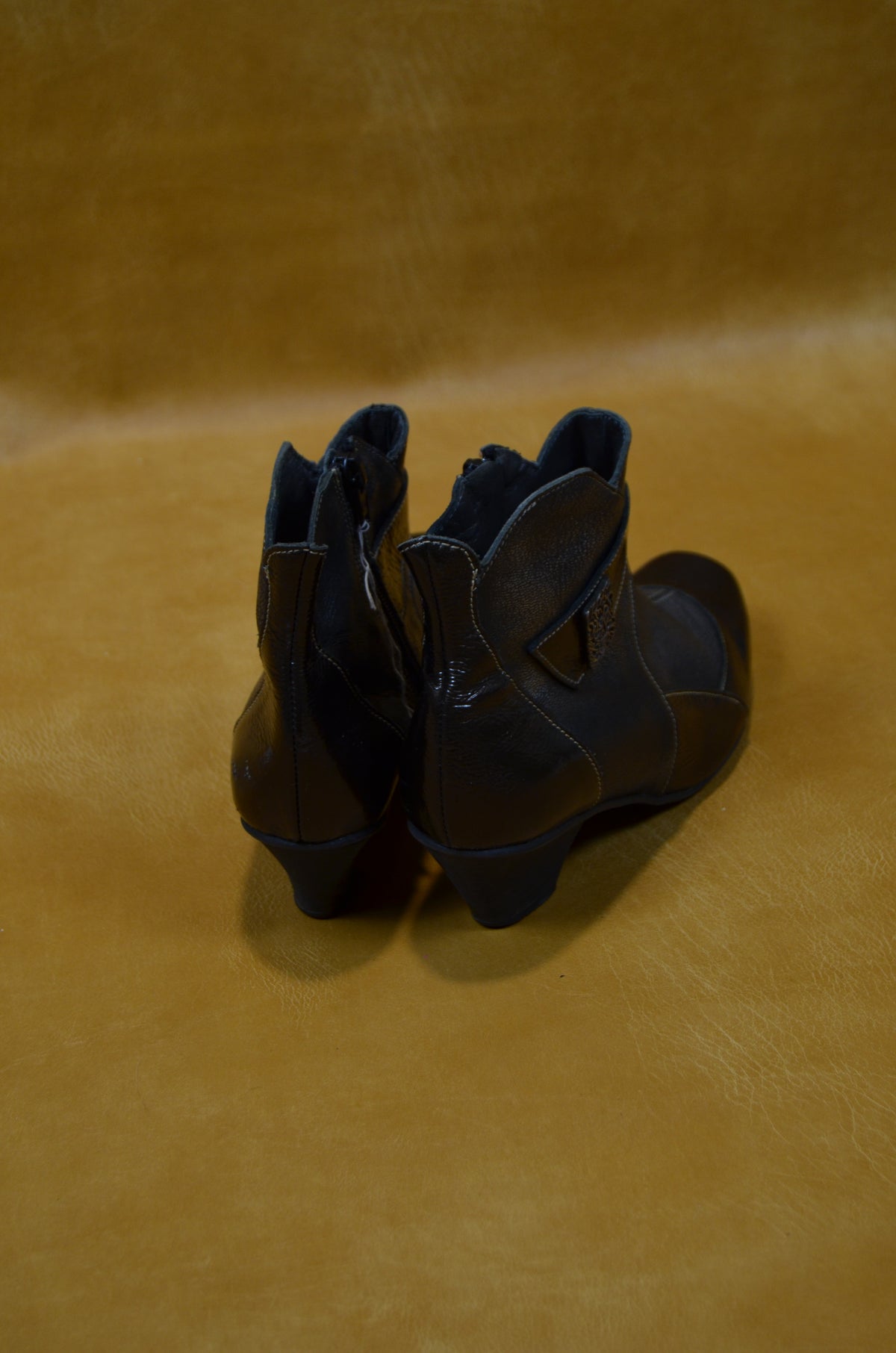 Un Tour en Ville Black Leather Ankle Boots